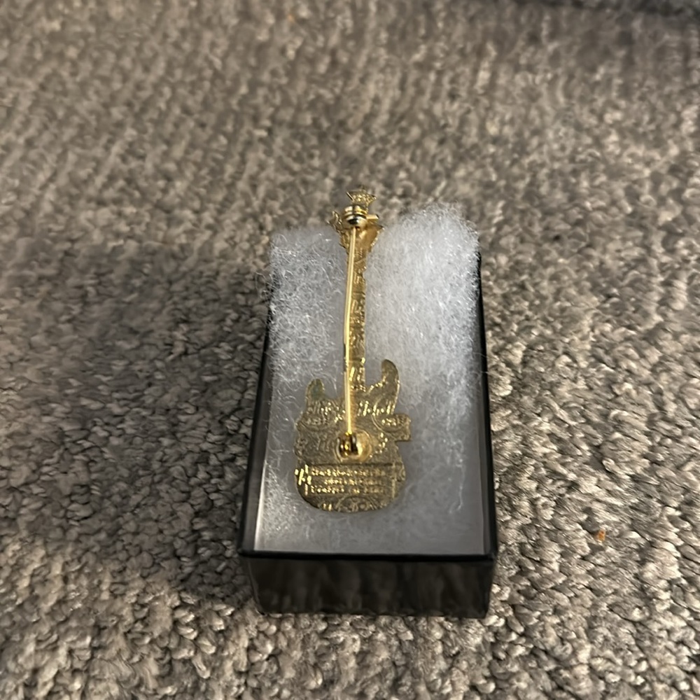 Vintage Hard Rock Cafe 2000 pin Toronto “Every 1000 years we rock hard”. - Picture 2 of 4